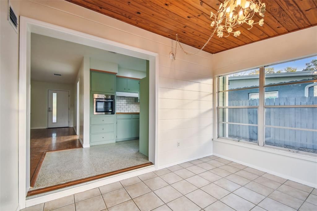 For Rent: $2,350 (2 beds, 1 baths, 908 Square Feet)