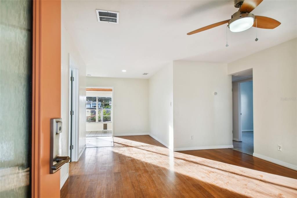 For Rent: $2,350 (2 beds, 1 baths, 908 Square Feet)