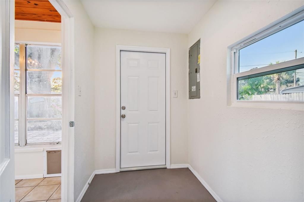 For Rent: $2,350 (2 beds, 1 baths, 908 Square Feet)