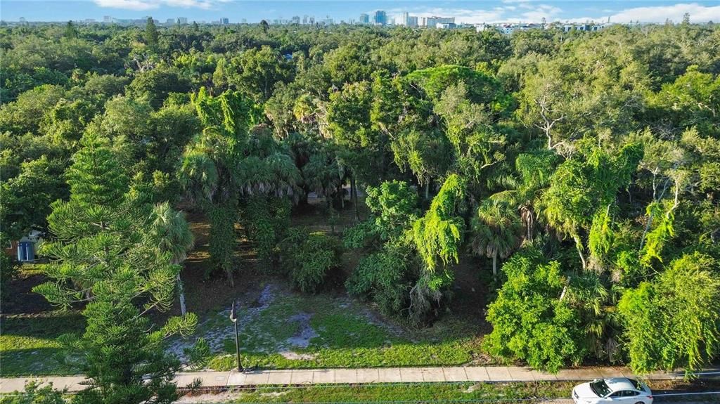 На продажу: $299,000 (0.42 acres)