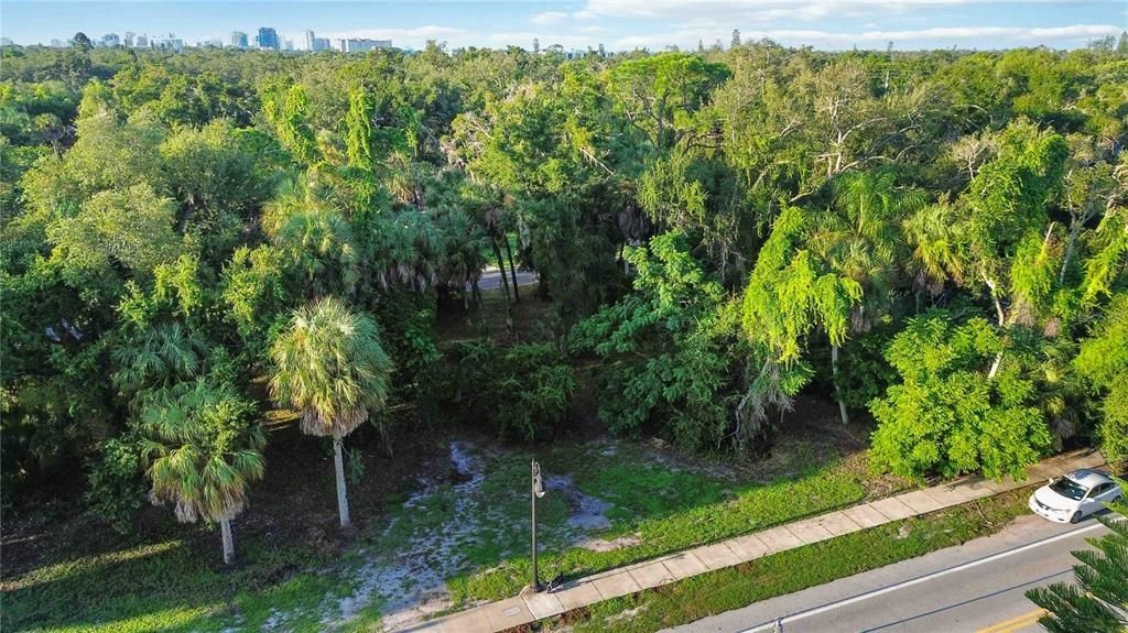 На продажу: $299,000 (0.42 acres)