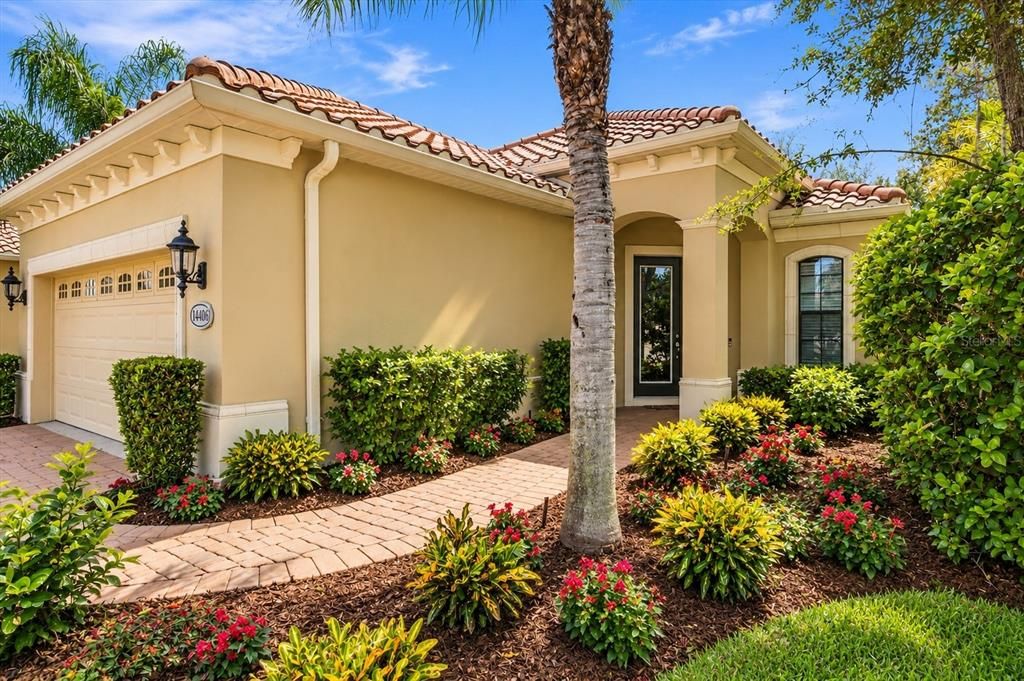 For Sale: $579,000 (2 beds, 2 baths, 1977 Square Feet)