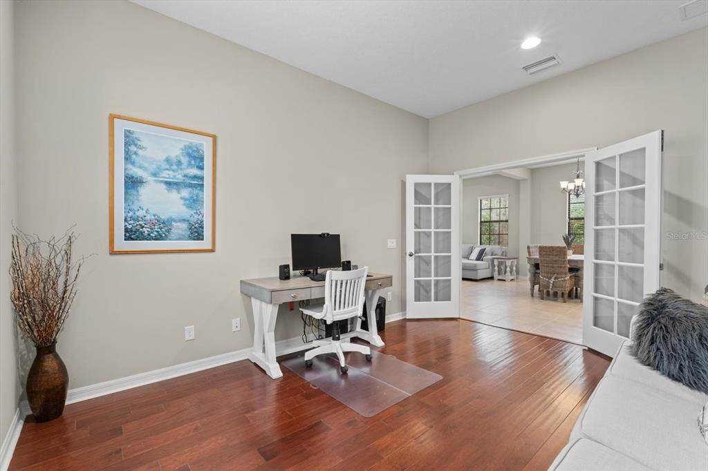 For Sale: $579,000 (2 beds, 2 baths, 1977 Square Feet)