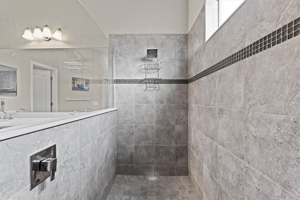 For Sale: $579,000 (2 beds, 2 baths, 1977 Square Feet)