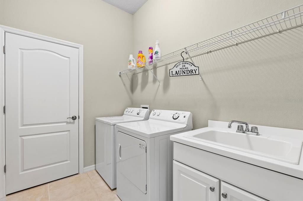 For Sale: $579,000 (2 beds, 2 baths, 1977 Square Feet)