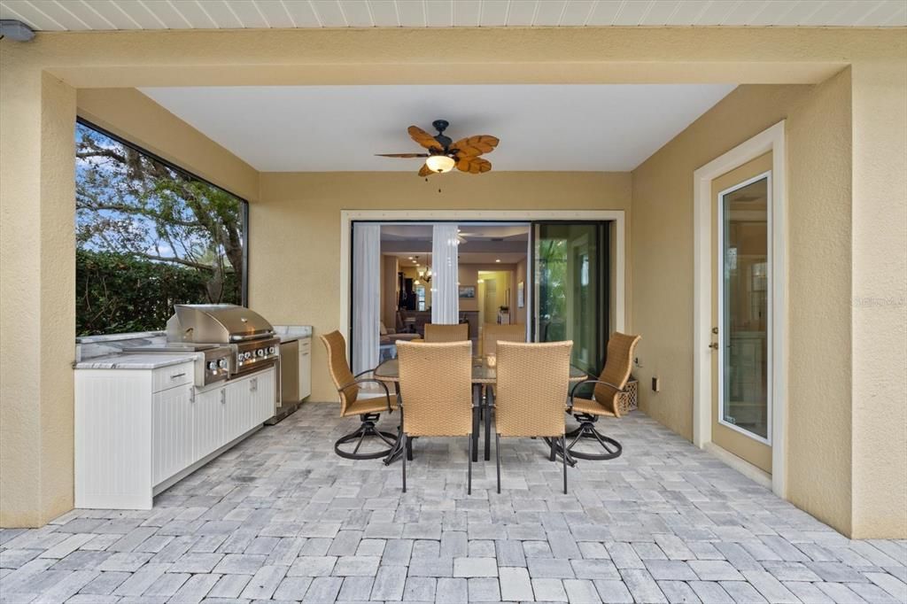 For Sale: $579,000 (2 beds, 2 baths, 1977 Square Feet)