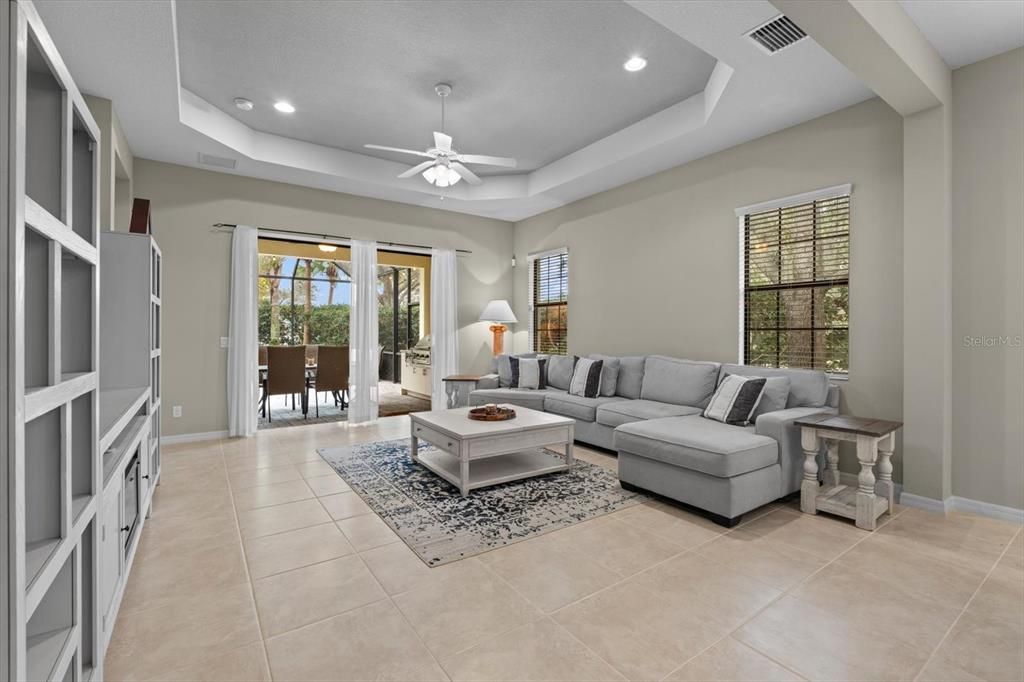 For Sale: $579,000 (2 beds, 2 baths, 1977 Square Feet)