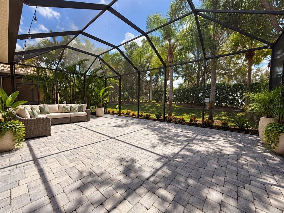 For Sale: $579,000 (2 beds, 2 baths, 1977 Square Feet)