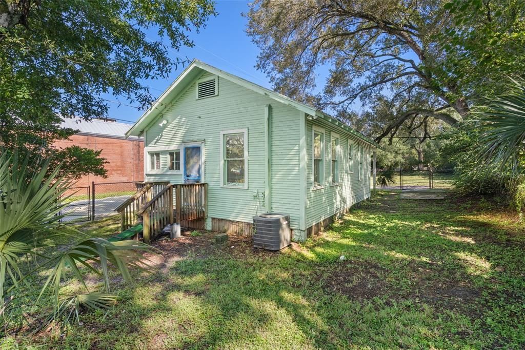 For Sale: $134,900 (2 beds, 1 baths, 704 Square Feet)