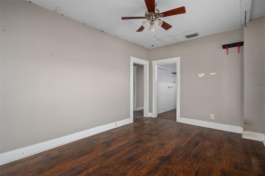 For Sale: $134,900 (2 beds, 1 baths, 704 Square Feet)