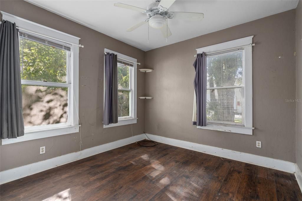 For Sale: $134,900 (2 beds, 1 baths, 704 Square Feet)