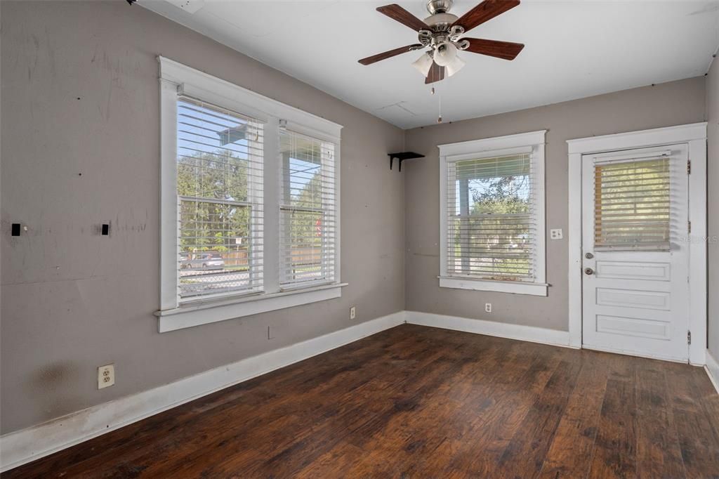 For Sale: $134,900 (2 beds, 1 baths, 704 Square Feet)
