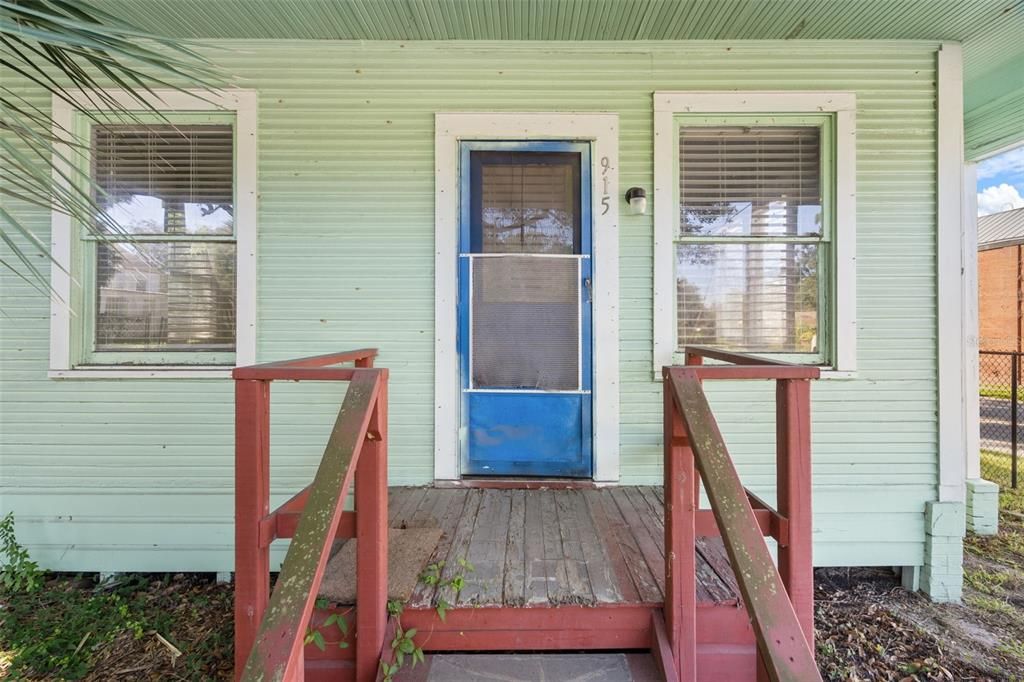 For Sale: $134,900 (2 beds, 1 baths, 704 Square Feet)