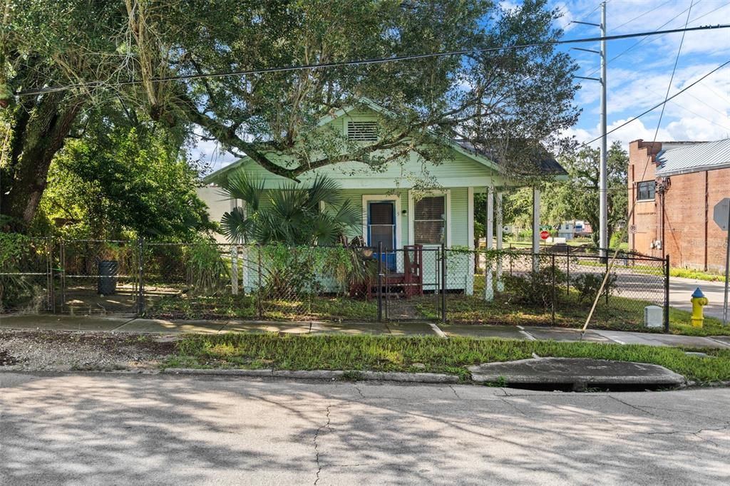 For Sale: $134,900 (2 beds, 1 baths, 704 Square Feet)