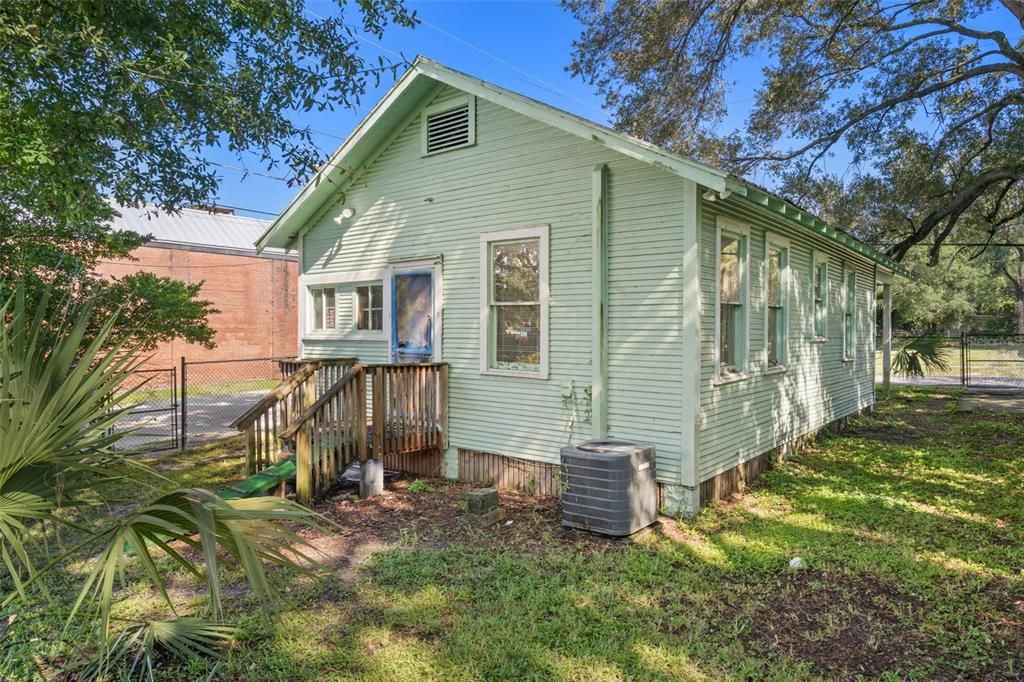 For Sale: $134,900 (2 beds, 1 baths, 704 Square Feet)