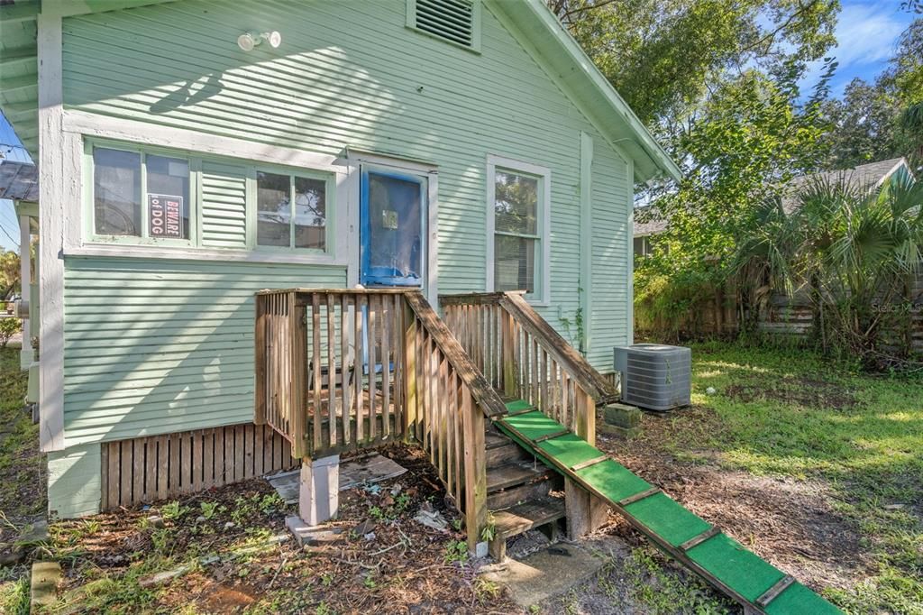 For Sale: $134,900 (2 beds, 1 baths, 704 Square Feet)