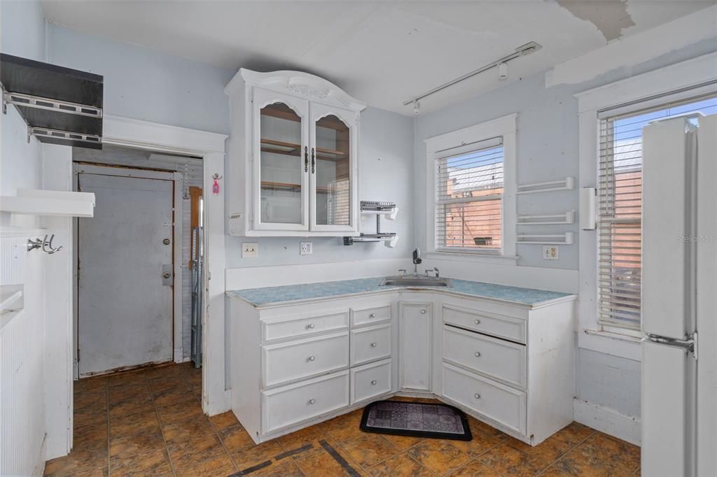 For Sale: $134,900 (2 beds, 1 baths, 704 Square Feet)