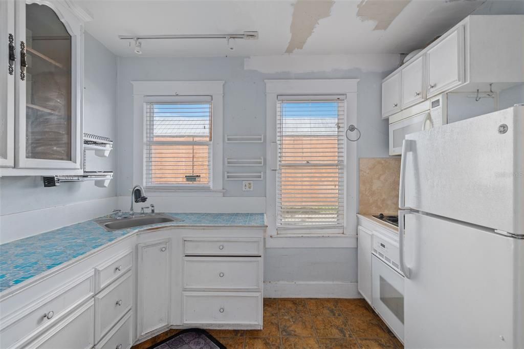 For Sale: $134,900 (2 beds, 1 baths, 704 Square Feet)