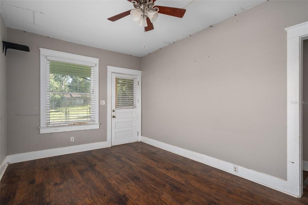 For Sale: $134,900 (2 beds, 1 baths, 704 Square Feet)