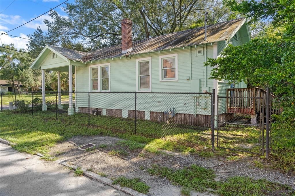 For Sale: $134,900 (2 beds, 1 baths, 704 Square Feet)
