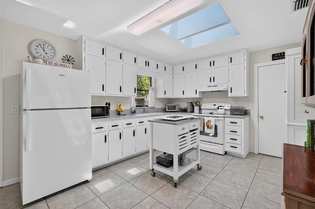 На продажу: $349,900 (2 спален, 1 ванн, 1050 Квадратных фут)