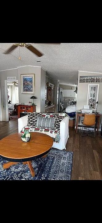 For Sale: $189,500 (2 beds, 2 baths, 1144 Square Feet)