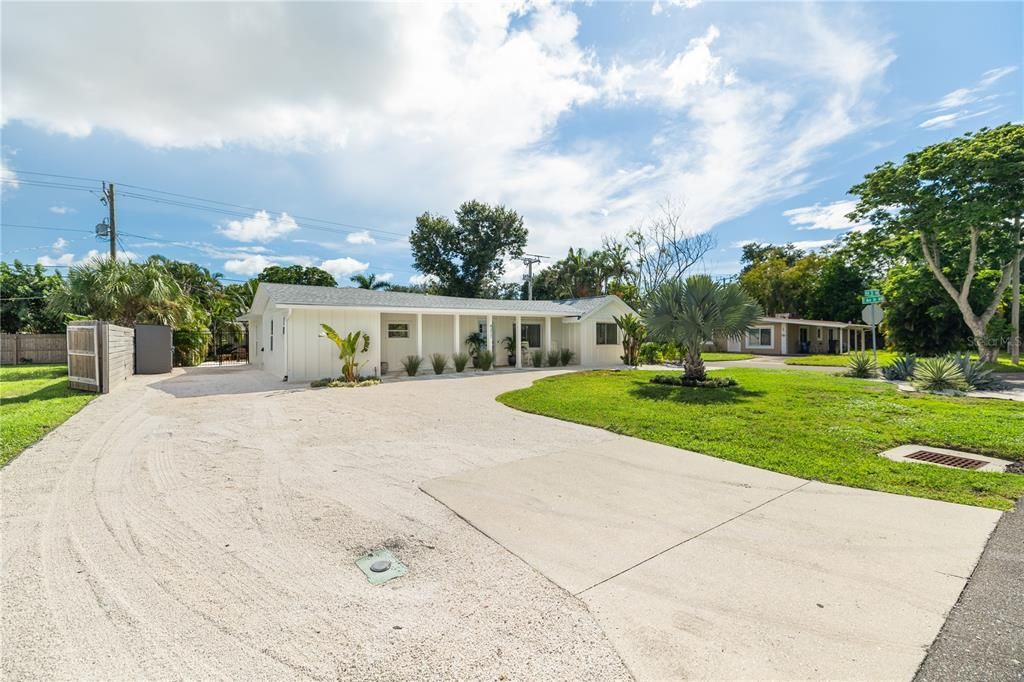 For Sale: $569,000 (3 beds, 2 baths, 1141 Square Feet)