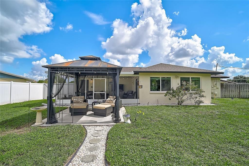 Active With Contract: $319,900 (2 beds, 2 baths, 1285 Square Feet)