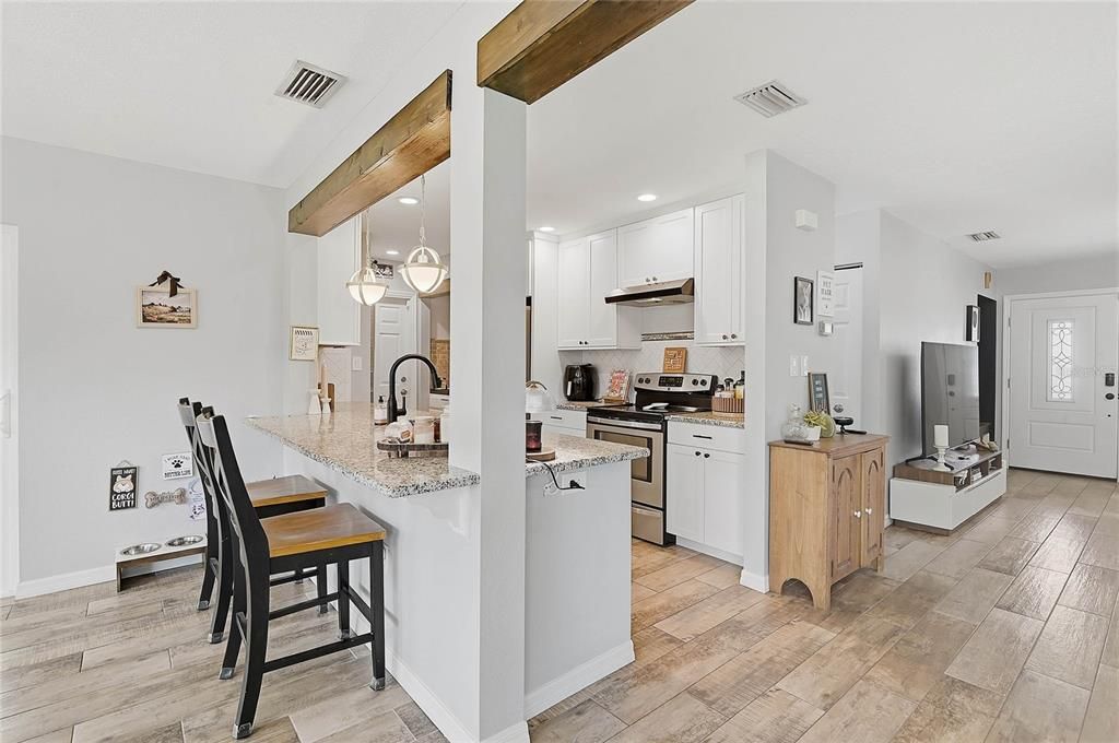 Active With Contract: $319,900 (2 beds, 2 baths, 1285 Square Feet)