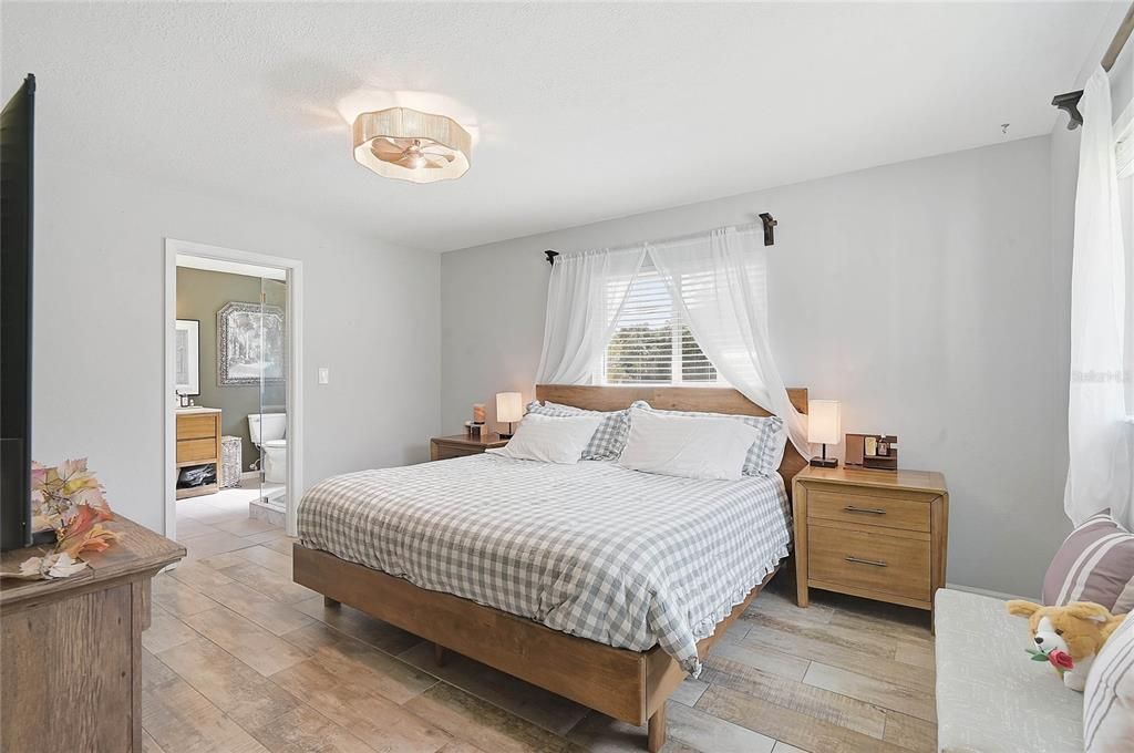 Active With Contract: $319,900 (2 beds, 2 baths, 1285 Square Feet)