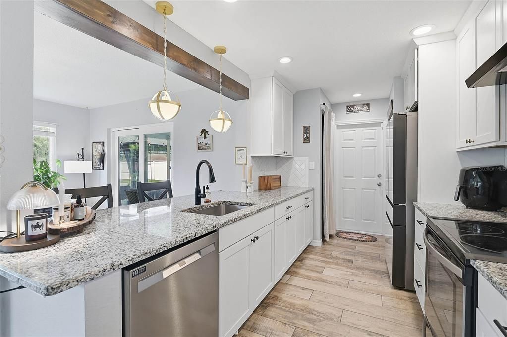 Active With Contract: $319,900 (2 beds, 2 baths, 1285 Square Feet)