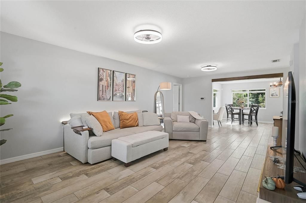Active With Contract: $319,900 (2 beds, 2 baths, 1285 Square Feet)