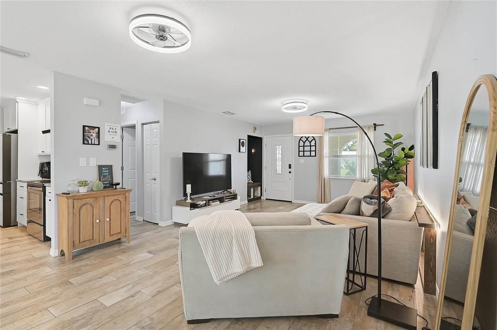Active With Contract: $319,900 (2 beds, 2 baths, 1285 Square Feet)