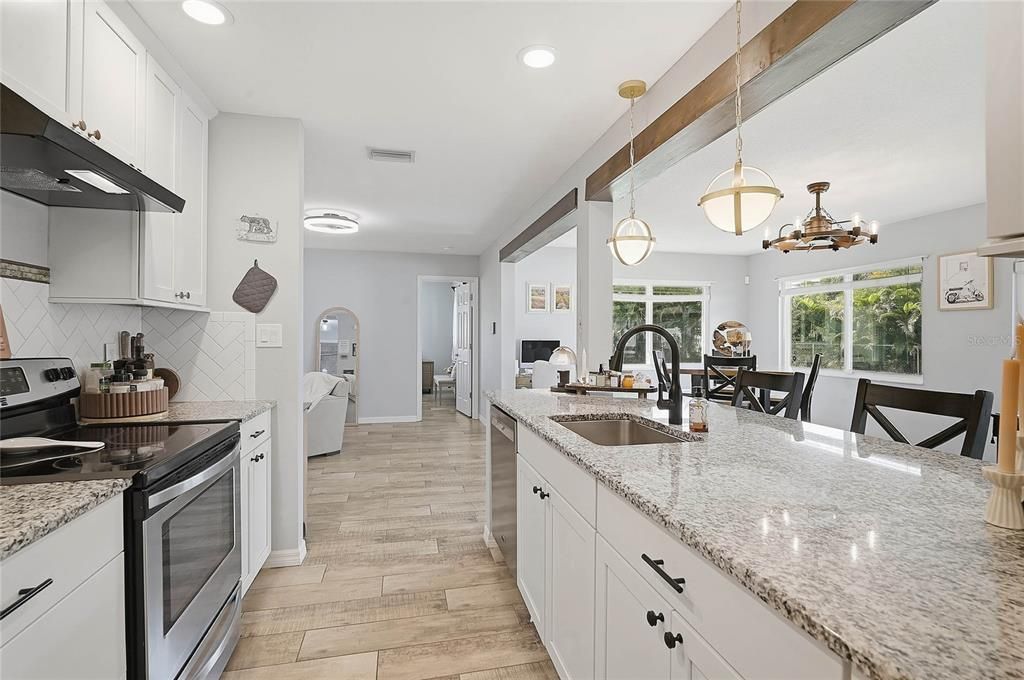 Active With Contract: $319,900 (2 beds, 2 baths, 1285 Square Feet)