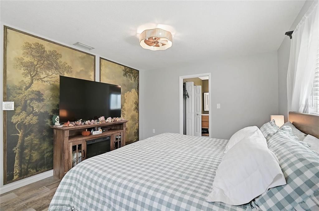 Active With Contract: $319,900 (2 beds, 2 baths, 1285 Square Feet)