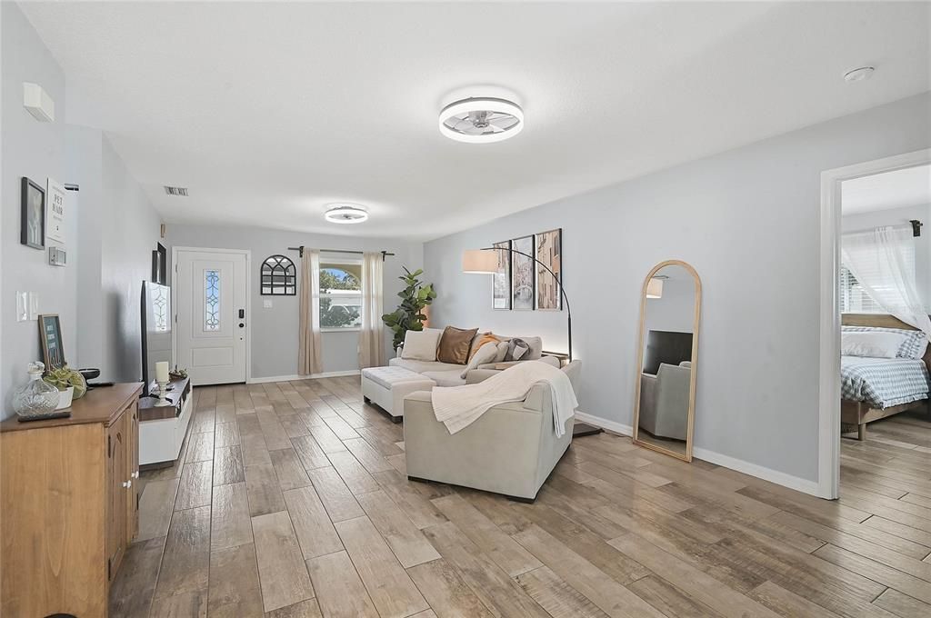 Active With Contract: $319,900 (2 beds, 2 baths, 1285 Square Feet)