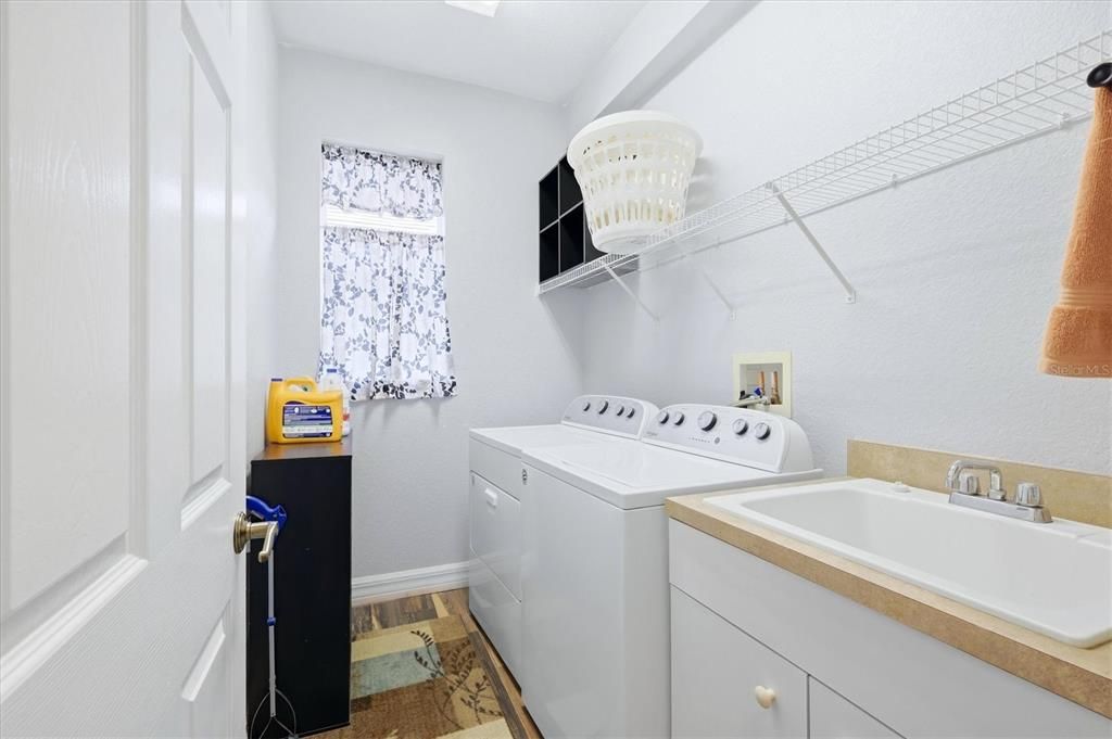 На продажу: $333,900 (3 спален, 2 ванн, 1681 Квадратных фут)