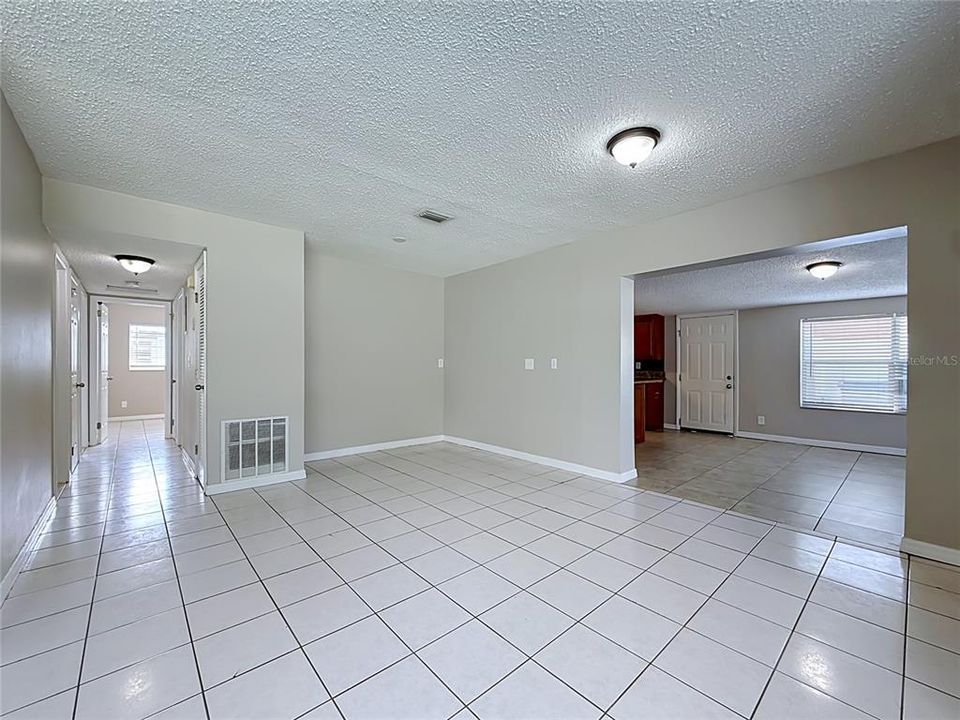 Activo con contrato: $325,000 (3 camas, 2 baños, 2378 Pies cuadrados)