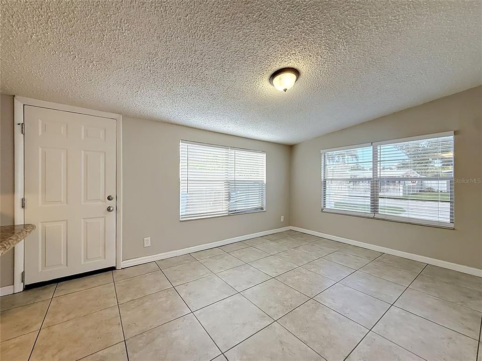 Activo con contrato: $325,000 (3 camas, 2 baños, 2378 Pies cuadrados)