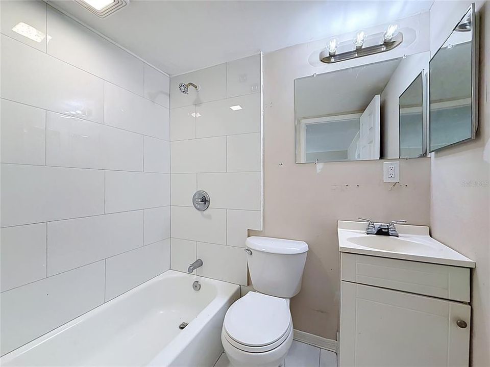 Activo con contrato: $325,000 (3 camas, 2 baños, 2378 Pies cuadrados)