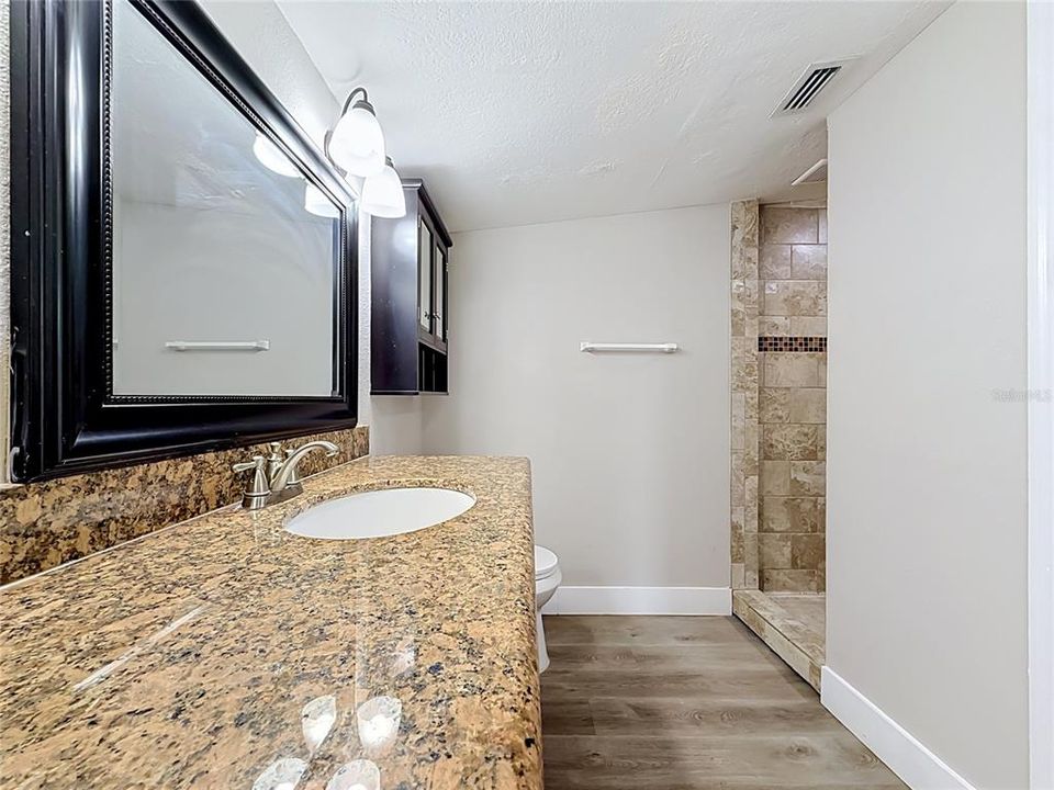 Activo con contrato: $325,000 (3 camas, 2 baños, 2378 Pies cuadrados)