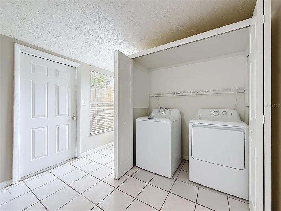Activo con contrato: $325,000 (3 camas, 2 baños, 2378 Pies cuadrados)