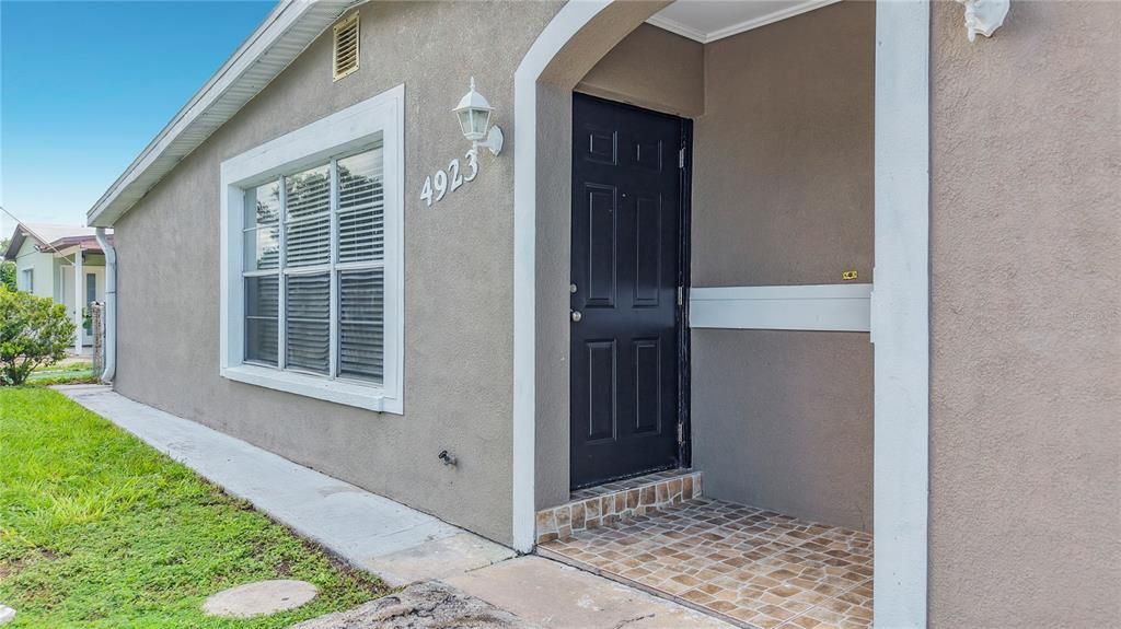 Activo con contrato: $325,000 (3 camas, 2 baños, 2378 Pies cuadrados)