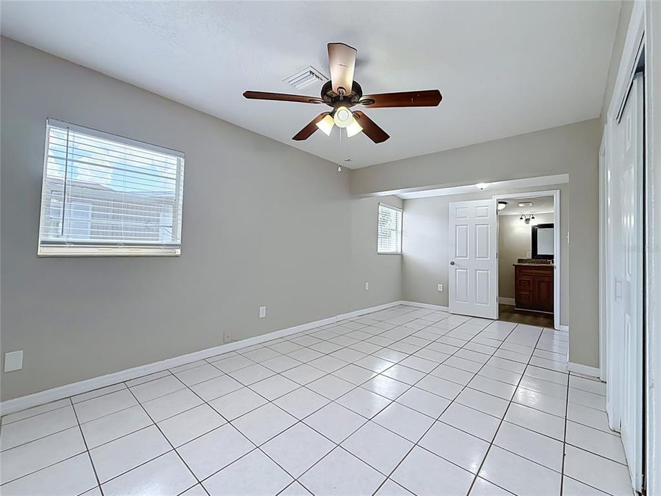 Activo con contrato: $325,000 (3 camas, 2 baños, 2378 Pies cuadrados)