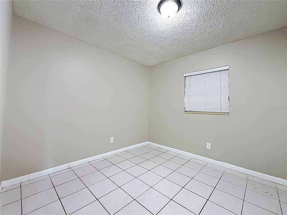 Activo con contrato: $325,000 (3 camas, 2 baños, 2378 Pies cuadrados)