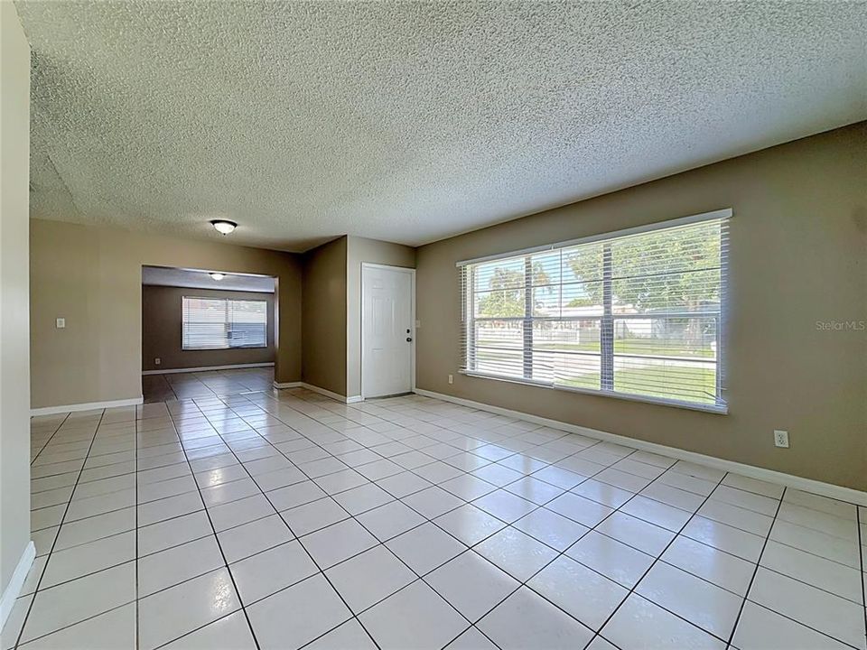 Activo con contrato: $325,000 (3 camas, 2 baños, 2378 Pies cuadrados)