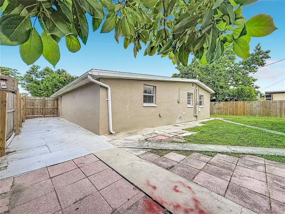 Activo con contrato: $325,000 (3 camas, 2 baños, 2378 Pies cuadrados)