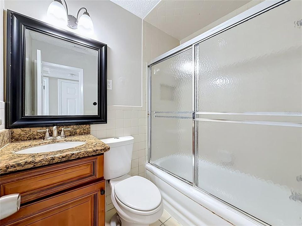 Activo con contrato: $325,000 (3 camas, 2 baños, 2378 Pies cuadrados)