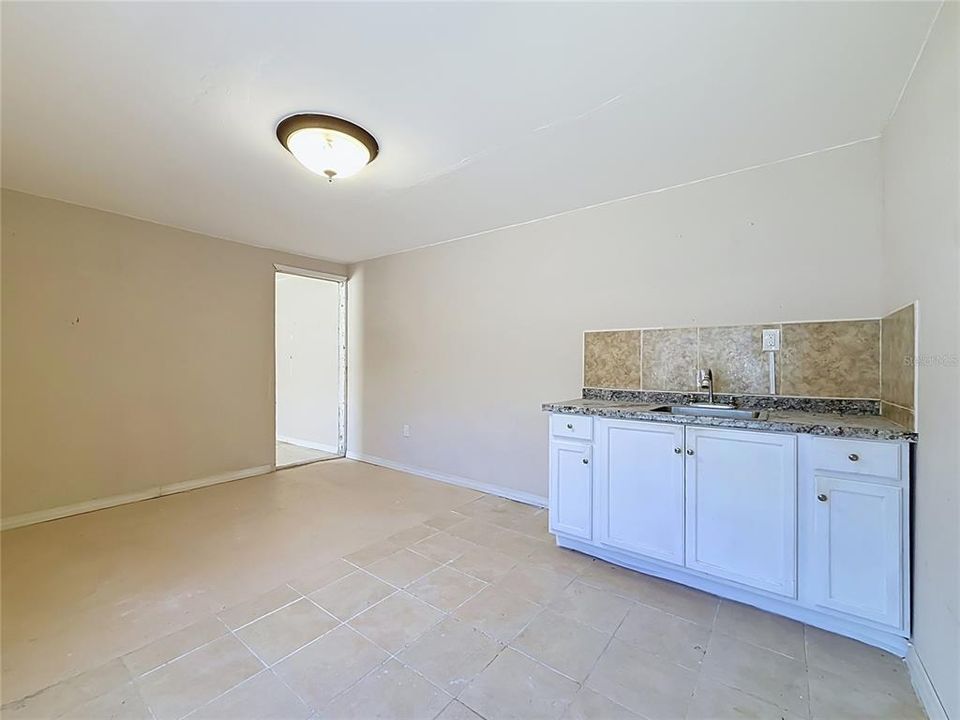 Activo con contrato: $325,000 (3 camas, 2 baños, 2378 Pies cuadrados)