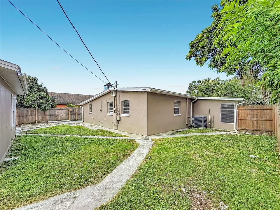 Activo con contrato: $325,000 (3 camas, 2 baños, 2378 Pies cuadrados)